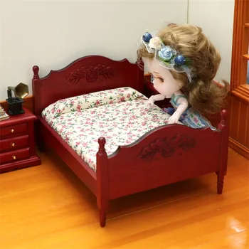 Кукольный домик 1: 12 Мини-Спальня с кроватью из красного дерева Красная мебель Миниатюрные предметы Кукольный дом с двуспальной кроватью Кухонные принадлежности Шкаф OB11